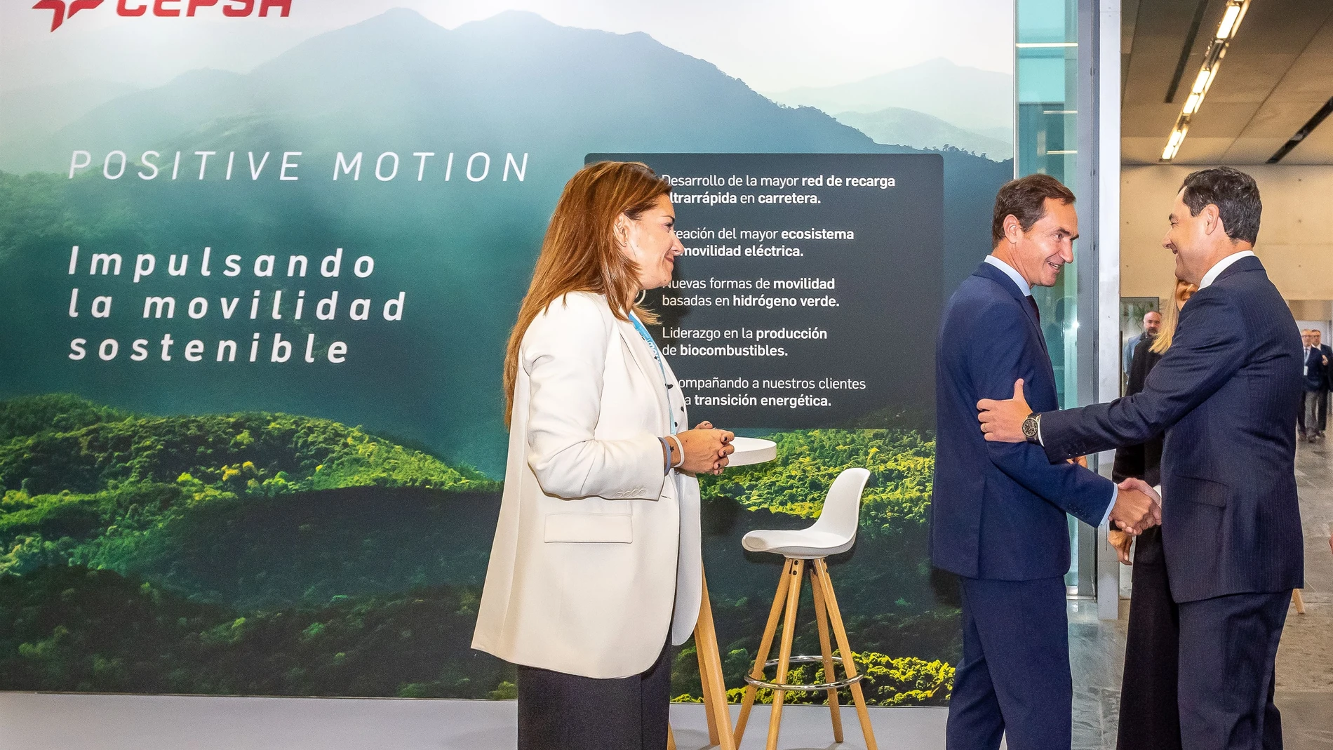 Pierre-Yves Sachet, director de Mobility & New Commerce de Cepsa, con Juanma Moreno