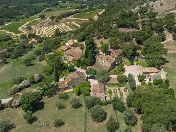 Pueblecito francés propiedad de Johnny Depp. Pueblecito francés propiedad de Johnny Depp.