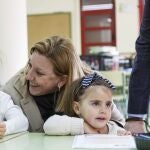 La consejera de Familia e Igualdad de Oportunidades, Isabel Blanco, durante una visita a los niños del Programa 'Conciliamos' en el Centro Rural Agrupado 'Los Almendros', de La Lastrilla (Segovia) en 2019