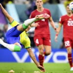 Richarlison remata de manera acrobática en el 2-0 de Brasil ante Serbia