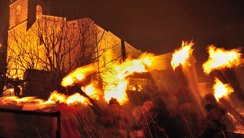 Una imagen de la fiesta "fia-faia" en el municipio de Bagà