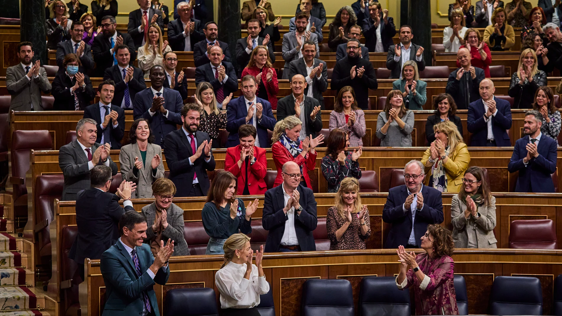María Jesús Montero, ministra de Hacienda, celebrando ayer con su grupo parlamentario la aprobación de los presupuestos