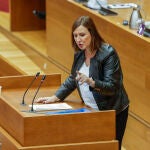 La portavoz del grupo popular, María José Catalá, interviene en la sesión de control en Les Corts