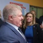 El delegado del Gobierno en la Región y líder de los socialistas murcianos, José Vélez, saluda al expresidente de la Comunidad Carlos Collado en la charla-coloquio organizada por el PSOE con motivo del cuadragésimo aniversario del Estatuto de Autonomía