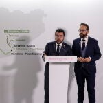 El presidente de la Generalitat, Pere Aragonès, acompañado del conseller de Territori, Juli Fernández, durante la presentación hoy del proyecto de conexión de las líneas Llobregat-Anoia y del Vallès de Ferrocarriles de la Generalitat (FGC)