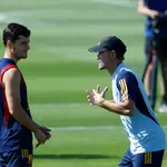 Luis Enrique conversa con el central Hugo Guillamón