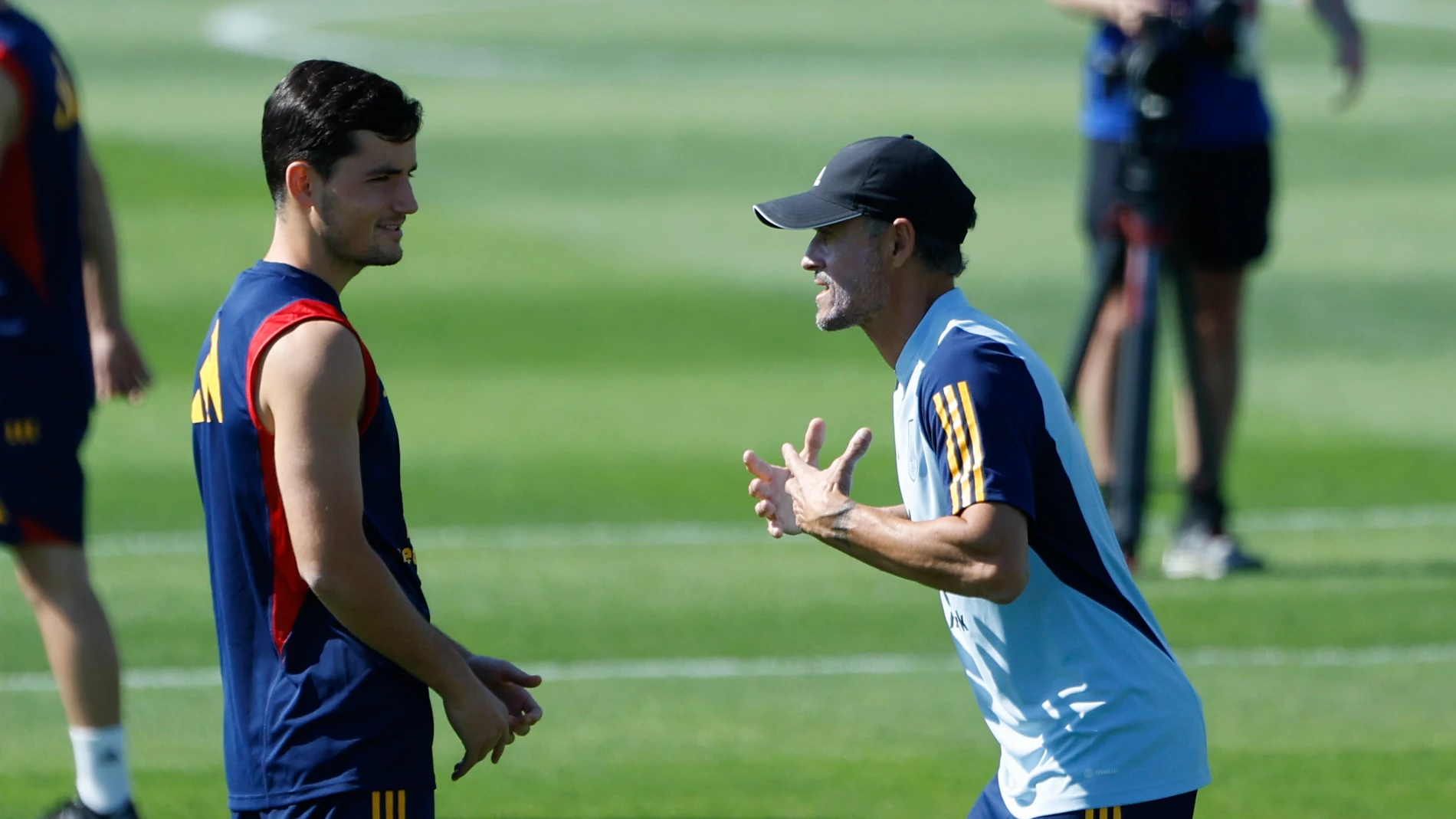 Luis Enrique conversa con el central Hugo Guillamón