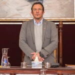El alcalde de Cádiz, José María González “Kichi”, al comienzo del pleno del Ayuntamiento celebrado en Cádiz. EFE/Román Ríos