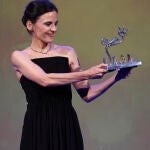 ALMERÍA 23/11/2022. La actriz Elena Anaya tras recibir el premio "Almería Tierra de Cine" durante la gala del XXI Festival Internacional de Cine de Almería ( FICAL) celebrada hoy miércoles en el Teatro Cervantes de la capital andaluza. EFE / Carlos Barba.