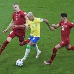 Richarlison conduciendo el balón en una jugada ante Serbia