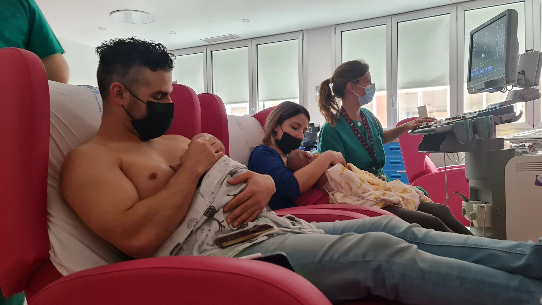 Papá haciendo método canguro en Neonatología Hospital 12 de Octubre