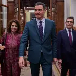 El presidente del Gobierno, Pedro Sánchez, junto a la ministra de Hacienda y Función Pública, María Jesús Montero, y el ministro de la Presidencia, Relaciones con las Cortes y Memoria Democrática, Félix Bolaños