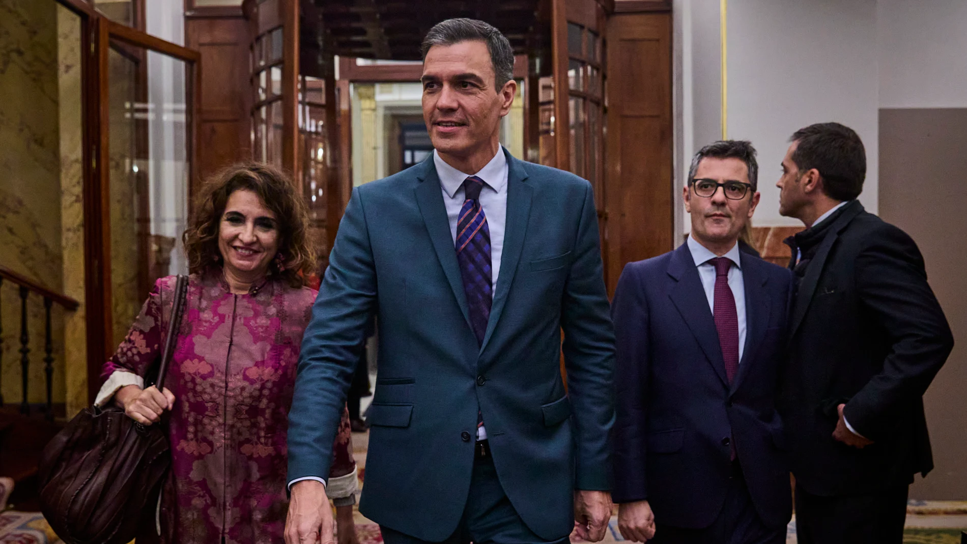 El presidente del Gobierno, Pedro Sánchez, junto a la ministra de Hacienda y Función Pública, María Jesús Montero, y el ministro de la Presidencia, Relaciones con las Cortes y Memoria Democrática, Félix Bolaños