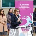 La vicepresidenta y consejera de Mujer, Igualdad, LGTBI, Familias, Política Social y Transparencia, Isabel Franco, durante la lectura del manifiesto del 25N.