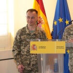 En la imagen, la coronel Tulipa Tapaziok y otro soldado ucraniano