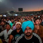 Aficionados qataríes en una fan zone en Doha contemplan la derrota de su selección