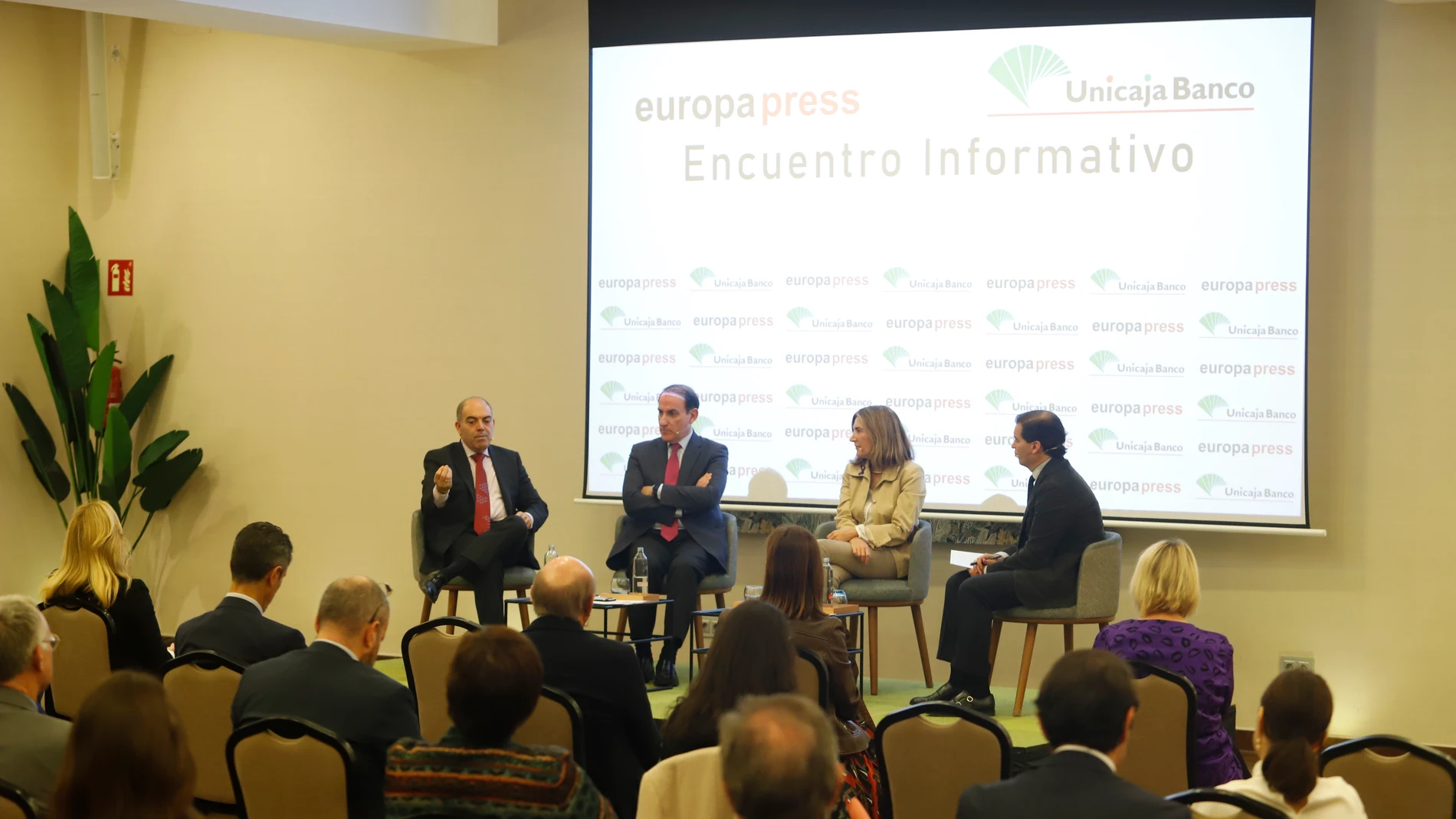 La consejera de Empleo, Empresa y Trabajo Autónomo, Rocío Blanco, y los presidentes de la Confederación de Empresarios de Andalucía (CEA), Javier González de Lara (2i), y de la Federación de Asociaciones de Trabajadores Autónomos (ATA), Lorenzo Amor (1i), moderado por el Delegado de Europa Press Andalucía, Francisco Morón (1d) participan en un encuentro informativo de Europa Press Andalucía en colaboración con Unicaja Banco