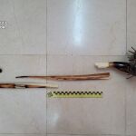 Bastón modificado artesanalmente con púas con el que el agresor dio la paliza la joven