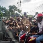 Fuerzas kenianas patrullan una calle de Goma, en República Democrática del Congo.