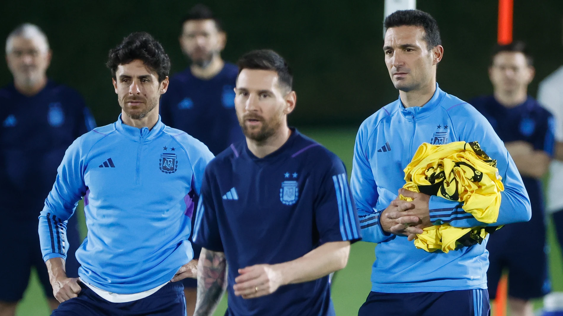Messi, junto a Scaloni y Aimar, en el último entrenamiento antes de México