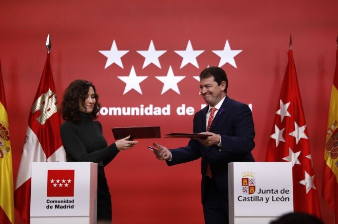 La Presidenta de la Comunidad de Madrid, Isabel Diaz Ayuso, y el Presidente de la Comunidad de Castilla y Leon, Alfonso Fernandez Mañueco, firman acuerdo de colaboracion es distintas materias entre ambas comunidades autonomas.