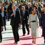 Los Reyes (en la imagen, a su llegada a la Lonja de Valencia junto al presidente Puig,izq, y al alcalde de la ciudad, Joan Ribó, dcha) presiden la ceremonia de entrega de la trigésima cuarta edición de los Premios Rei Jaume I