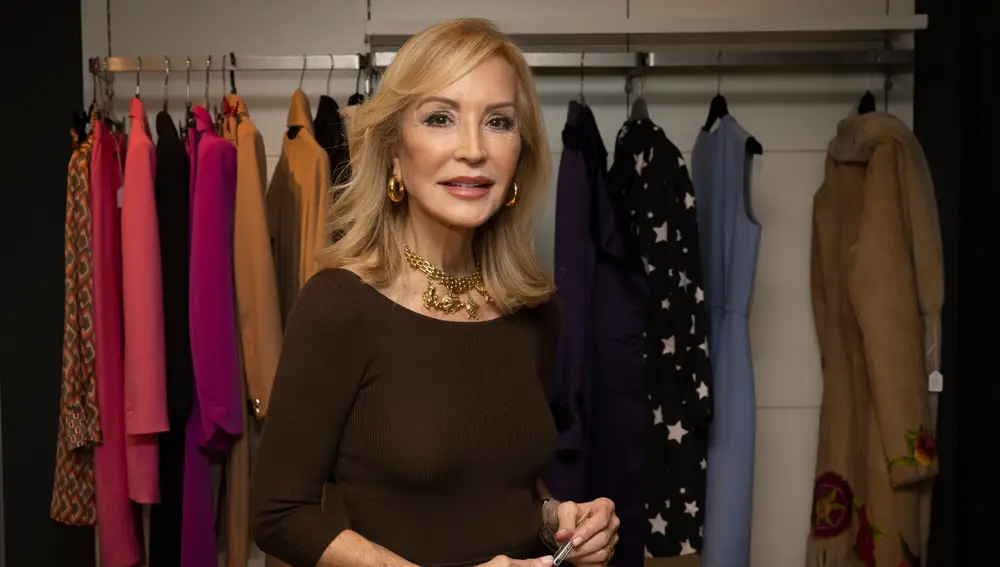 Carmen Lomana en su mercadillo solidario.