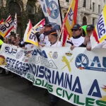 Miles de policías y guardias civiles se echan a la calle frente a la «discriminación» del Gobierno de Sánchez