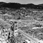 LAS RUINAS DE LA IGLESIA CATÓLICA DE HIROSHIMA UN AÑO DESPUÉS DEL LANZAMIENTO DE LA BOMBA ATÓMICA,