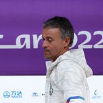 Luis Enrique, al entrar en la conferencia de prensa