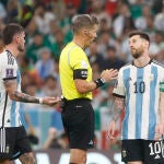 Messi habla con Daniele Orsato en el partido de fase de grupos entre Argentina y México