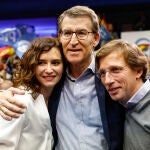 El líder del PP, Alberto Núñez Feijóo, acompañado por la presidenta de la Comunidad de Madrid, Isabel Díaz Ayuso, y el alcalde madrileño, José Luis MArtínez Almeida, durante el acto bajo el lema "En defensa de un gran país", este sábado en Madrid.