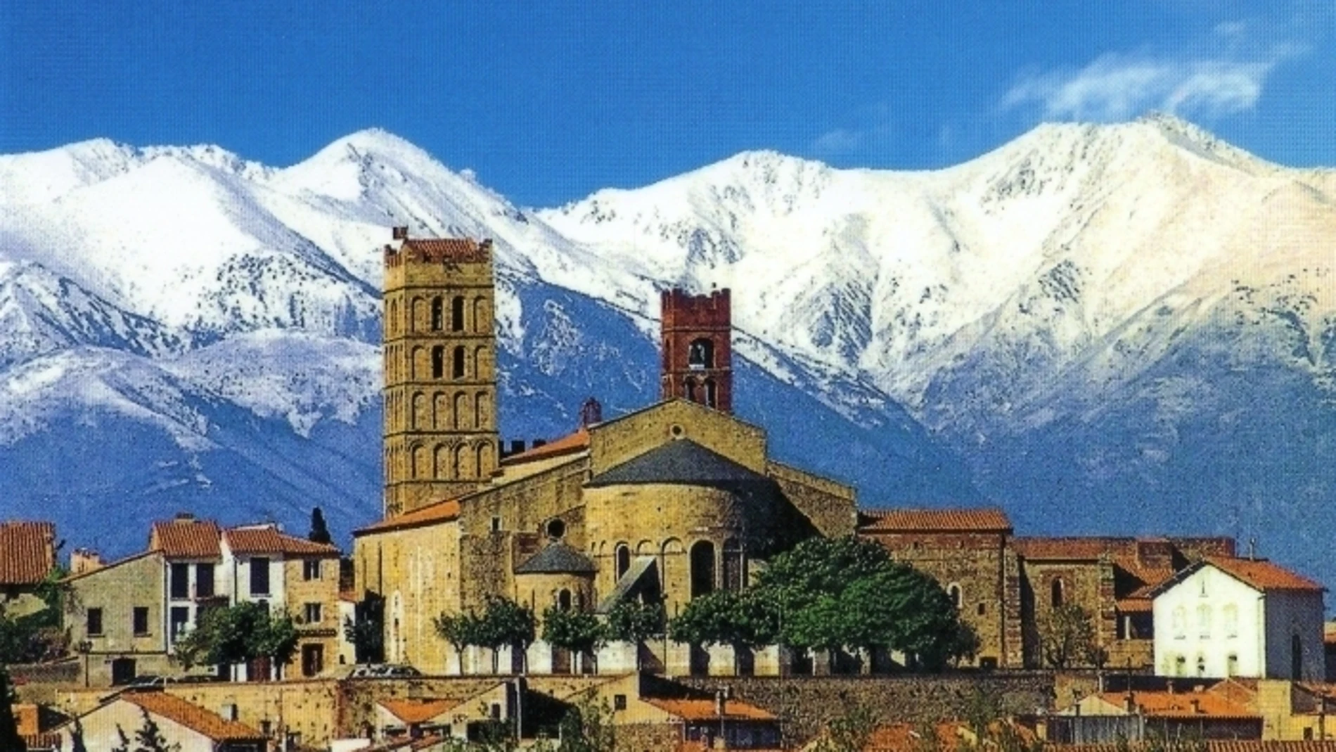 Vista exterior de la catedral de Elna
