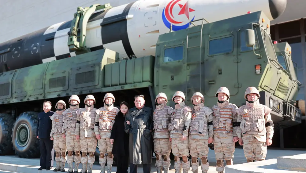 El líder norcoreano Kim Jong-un posando con su hija, presuntamente su segunda hija, Ju-ae, durante una sesión de fotos con los colaboradores del exitoso lanzamiento de prueba del ICBM de nuevo tipo Hwasongpho-17