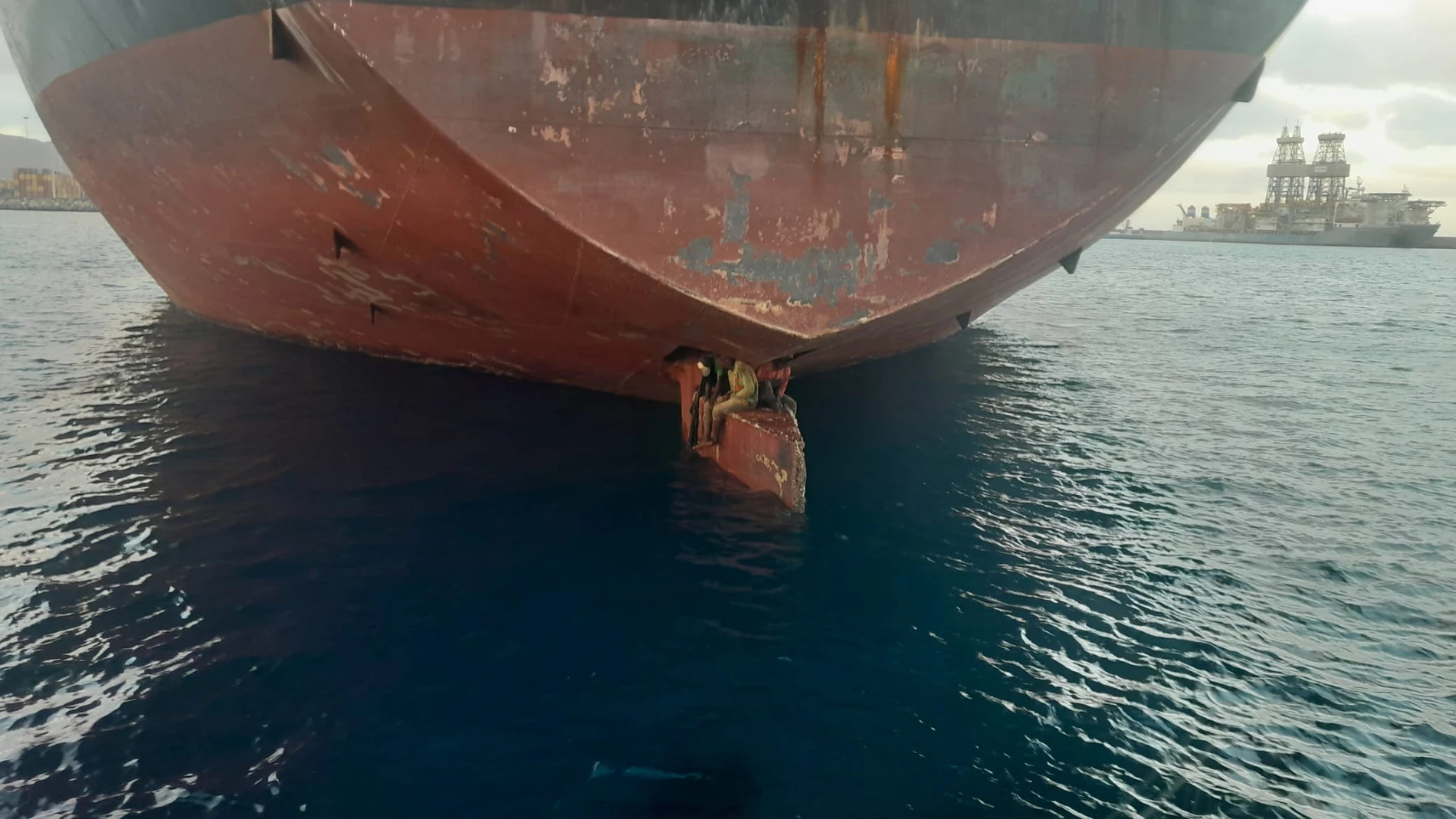 Los tres polizones subidos a la pala del timón del petrolero