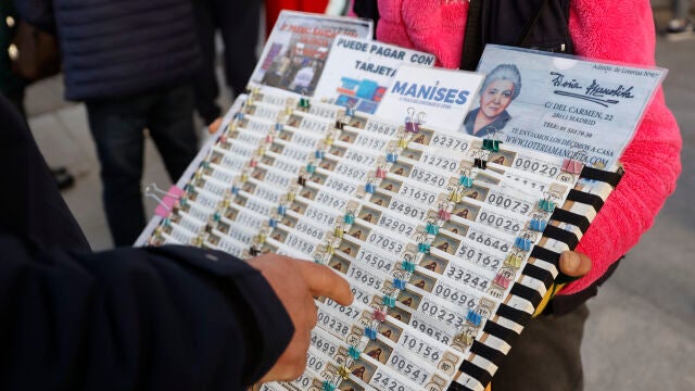 Una lotera vende décimos de Lotería para el sorteo navideño de El Gordo en la Puerta del Sol de Madrid, este lunes 28 de noviembre de 2022 | Fuente: EFE/ Mariscal