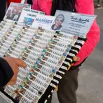 Una lotera vende décimos de Lotería para el sorteo navideño de El Gordo en la Puerta del Sol de Madrid, este lunes 28 de noviembre de 2022 | Fuente: EFE/ Mariscal