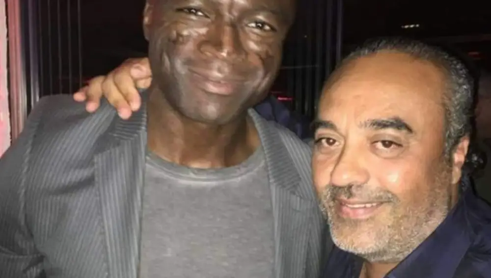 Chico con el gran músico Seal