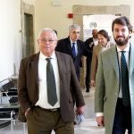 El vicepresidente de la Junta, Juan García-Gallardo, y el consejero de Cultura, Turismo y Deporte, Gonzalo Santonja, antes de presentar el inventario de monasterios y conventos