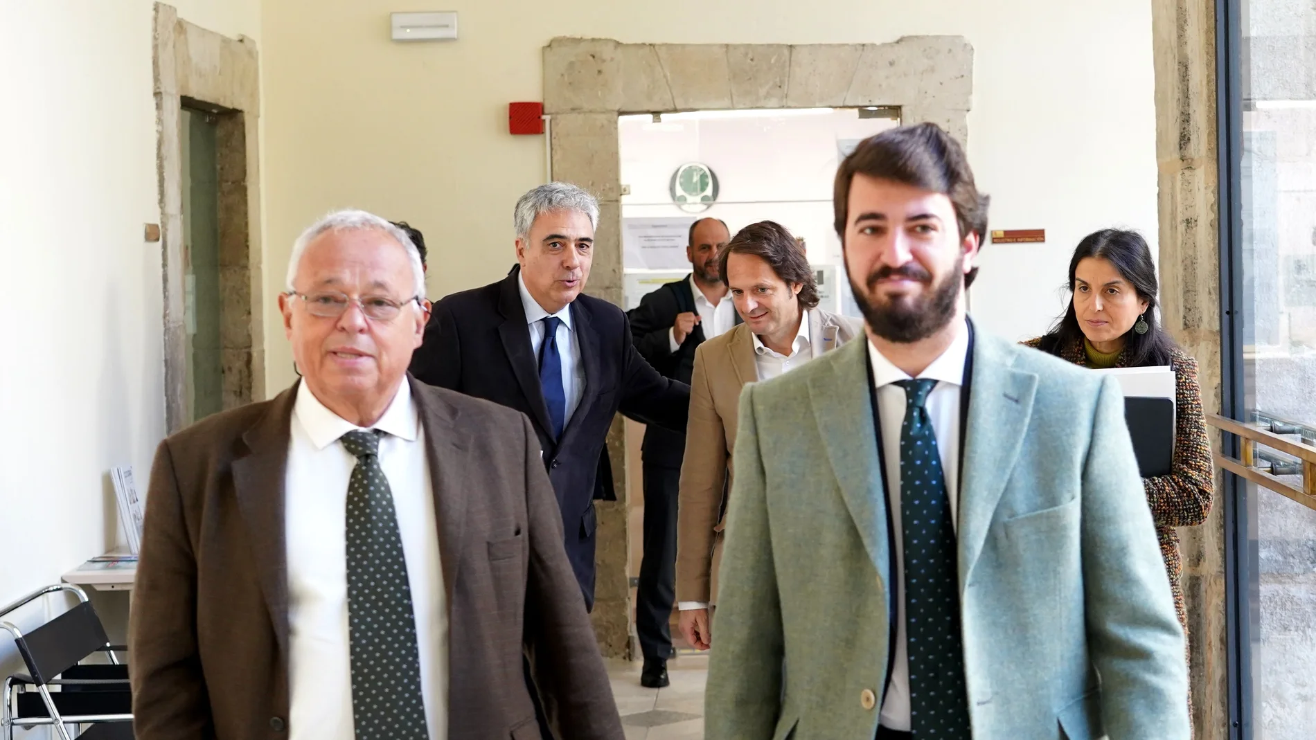 El vicepresidente de la Junta, Juan García-Gallardo, y el consejero de Cultura, Turismo y Deporte, Gonzalo Santonja, antes de presentar el inventario de monasterios y conventos