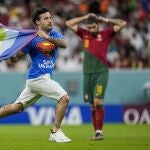 El espontáneo, con camiseta de Supermán y bandera arcoíris