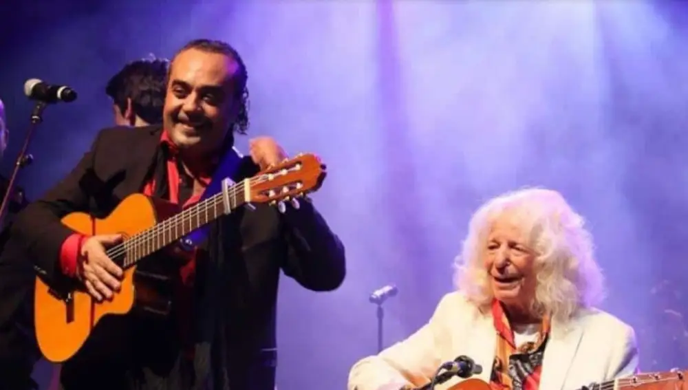 Chico Castillo junto a su maestro “manitas de plata”, el fundador de la música Gipsy