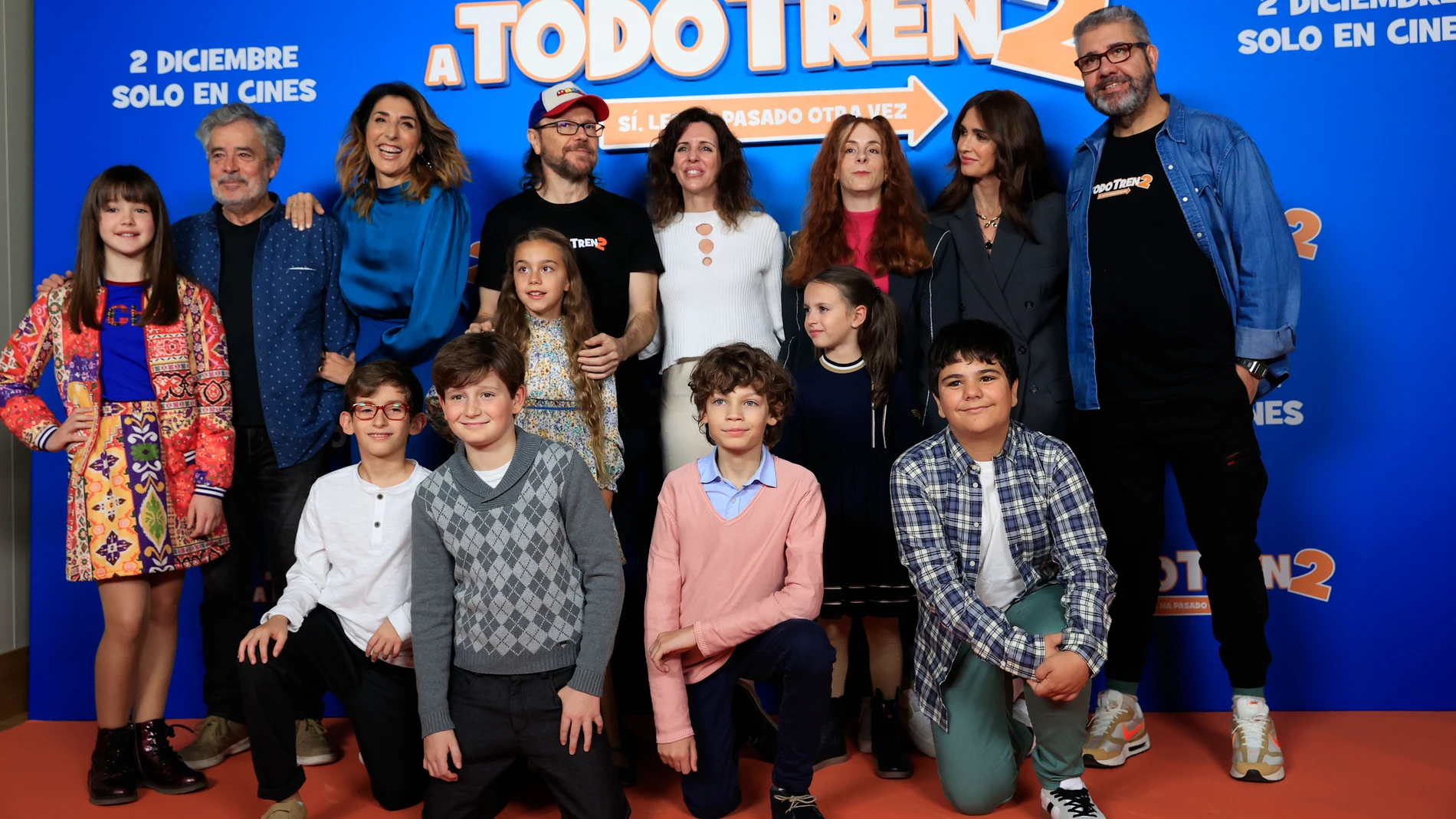 El equipo del filme, Luna Fulgencio (izda-dcha, detrás), Carlos Iglesias, Paz Padilla, Santiago Segura (guionista, actor y productor), Sirena Segura (delante de Santiago), Marta Fernández de la Vega (guionista), Inés de León (directora y actriz), Paz Vega y Florentino Fernández y, de izquierda a derecha, abajo, Hugo Simón, Eneko Otero, Alan Miranda, Verónica López y Javier García, posan durante el pase gráfico de la película "A todo tren 2"