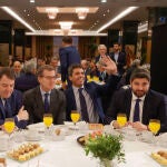 El presidente de Castilla y León Alfonso Fernández Mañueco (2i), el presidente del Partido Popular Alberto Núñez Feijóo (c), el presidente de Murcia Fernando López Miras (d) y el alcalde de Madrid José Luis Martínez-Almeida (i) durante el desayuno informativo protagonizado por el presidente del PP de la Comunitat Valenciana Carlos Mazón (2d) en Madrid, este lunes. EFE/ Javier Lizón