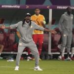Aliou Cissé da instrucciones en la banda en el Senegal - Ecuador que metió a los africanos en octavos