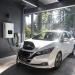 Vehículo eléctrico en recarga en un garaje.