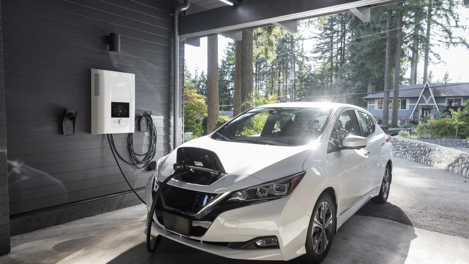 Vehículo eléctrico en recarga en un garaje.