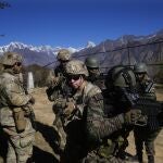 Soldados del ejército estadounidense de la 2ª Brigada de la 11ª División Aerotransportada con soldados del ejército indio participan en un ejercicio de tiro al blanco durante el entrenamiento conjunto indo-estadounidense denominado Yudh Abhyas, en Auli, en el estado indio de Uttarakhand