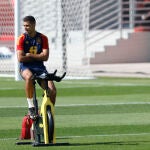 Rodri (a la izquierda), al lado de Gavi haciendo bicicleta. Ambos se entrenaron al margen del grupo