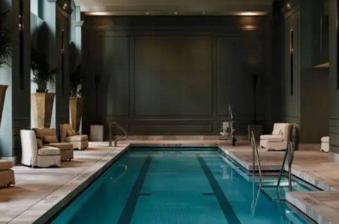 Así es la piscina interior de la Steinway Tower.